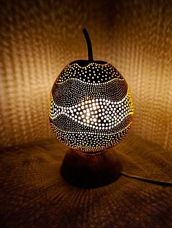 Luminaire &eacute;coresponsable &agrave; partir d'une courge, travaill&eacute;e &agrave; la main. Syst&egrave;me &eacute;lectrique seconde vie.